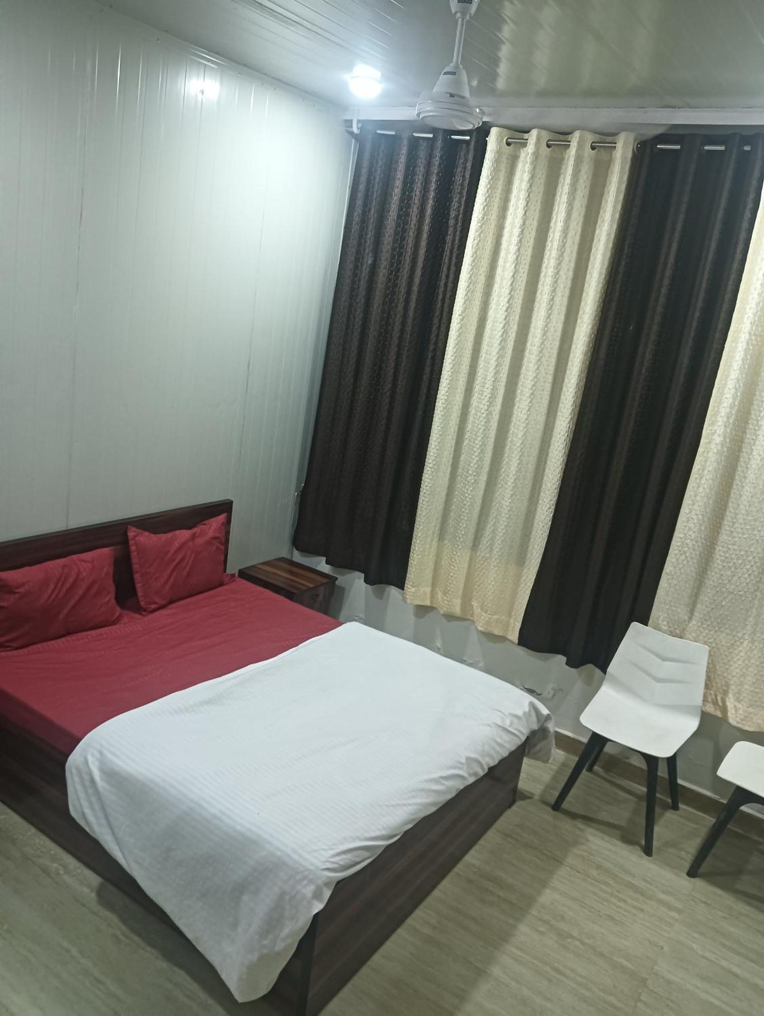 Krishna Fun Land Hotel Mathura Bilik gambar